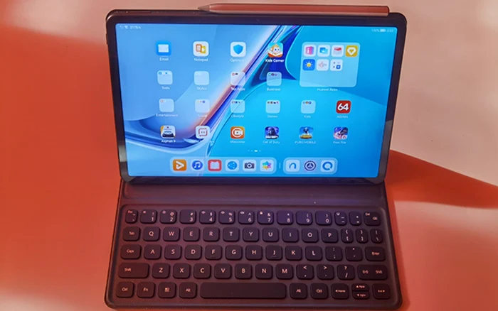 Huawei MatePad 11 cu tastatură şi PEN. FOTO Adrian Pogîngeanu