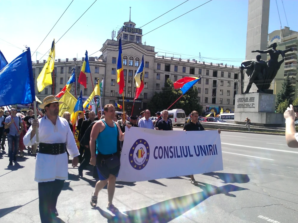 Mai mulţi chişinăuieni au mărşăluit cu steaguri ale Uniunii Europene şi drapele tricolore în bernă Foto: Andrei Rizescu