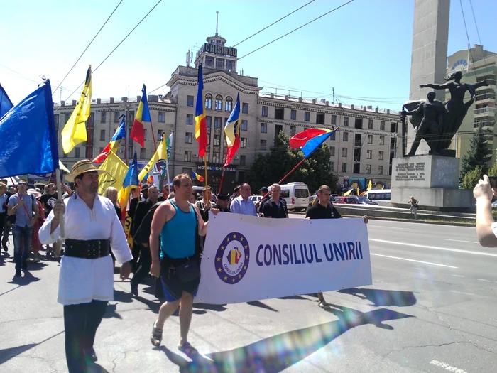 Mai mulţi chişinăuieni au mărşăluit cu steaguri ale Uniunii Europene şi drapele tricolore în bernă Foto: Andrei Rizescu