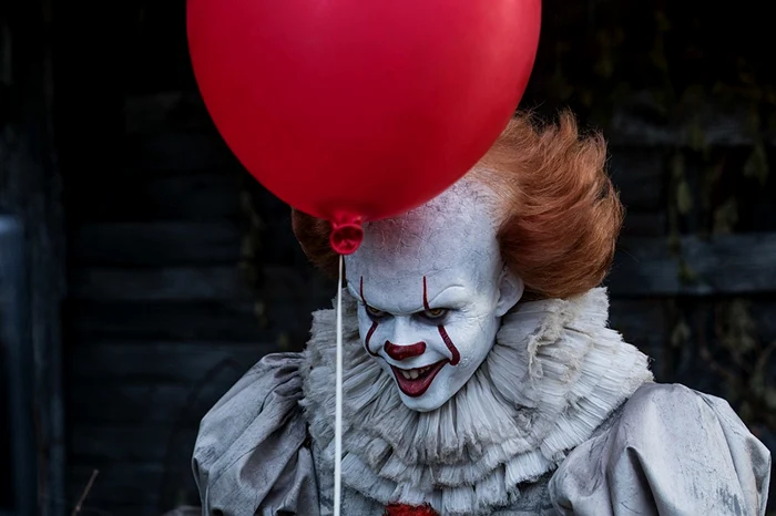 Pennywise (Bill Skarsgård), „clovnul ucigaş“ din Derry, „oraşul bântuIT“