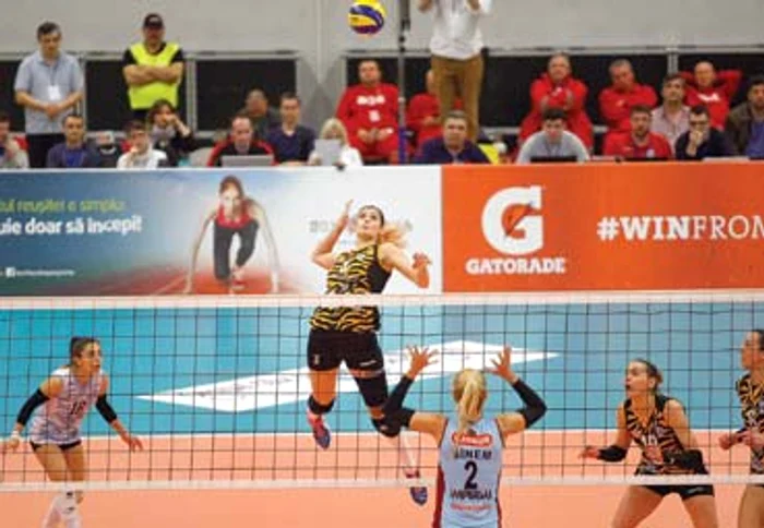 
    Roxana Bacşiş este cea mai eficientă jucătoare a echipei bucureşteneFoto: David Muntean  