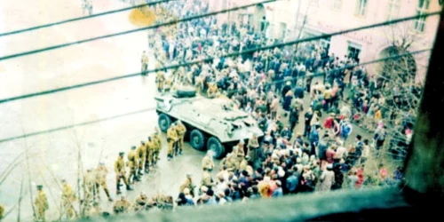 Fotografia-document realizată de o persoană necunoscută, în ziua de  21 decembrie 1989, din podul unei case cu vedere spre Piaţa Mare