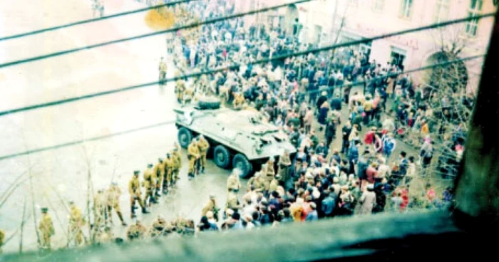 Fotografia-document realizată de o persoană necunoscută, în ziua de 21 decembrie 1989, din podul unei case cu vedere spre Piaţa Mare