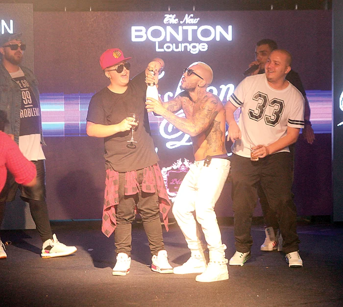 
    Lino și Alex Velea  au făcut show și  cu muzica, și cu  șampania,  pe scenă  