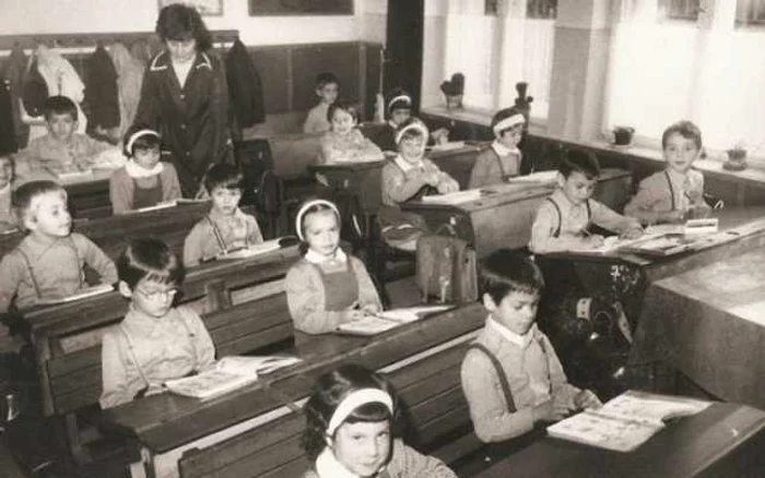În România, până în 1989, nici un elev de şcoală nu era primit în instituţie fără ţinuta regulamentară: uniformă și matricolăFOTO: historia.ro