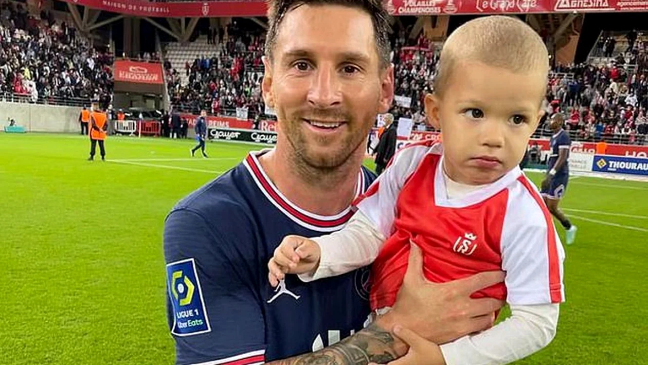 Messi şi o fotografie cu care băieţelul din imagine se va mândri, peste ani