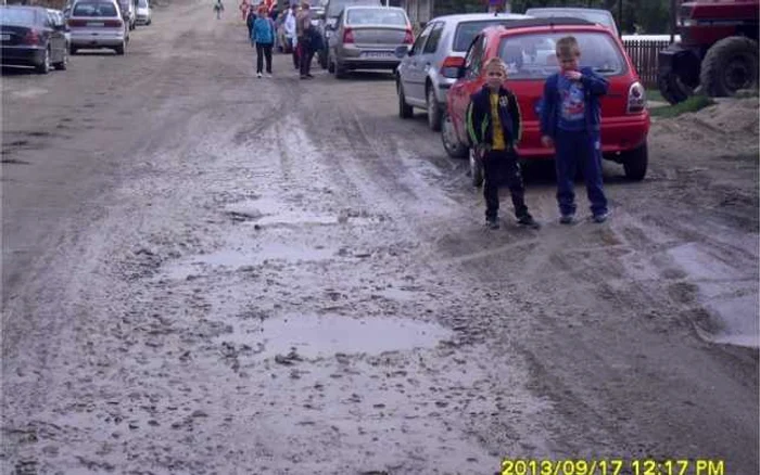 În cursul zilei de luni, 12 mai, fetele vor fi audiate de către o comisie din cadul IŞJ, în prezenţa părinţilor, şi se va decide dacă directoarea va fi sancţionată pentru gestul ei   FOTO   portalsm.ro