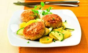 chiftele cu salata de cartofi jpeg