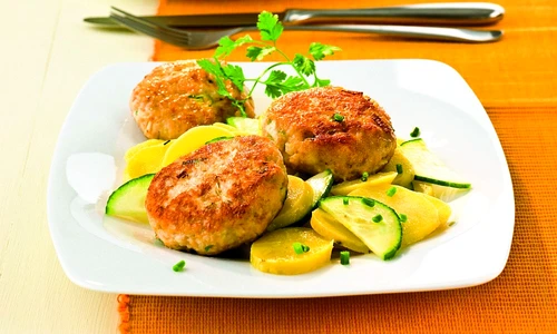chiftele cu salata de cartofi jpeg