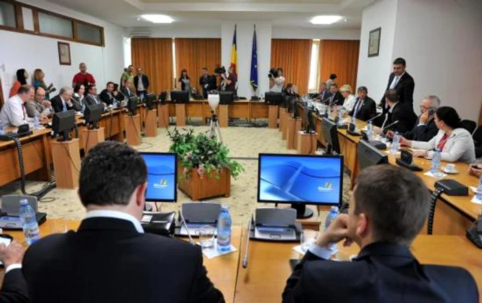 
    Parlamentarii din Comisia de buget finanțe vor să afle cum vrea ANAF să-i găsească pe românii care au făcut evaziune fiscală prin companii offshore   