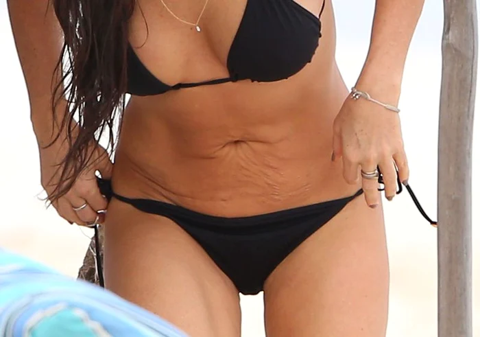 Demi Moore arată în general bine la 51 de ani. Mai puţin burta şi mâinile. (Foto: Hepta)