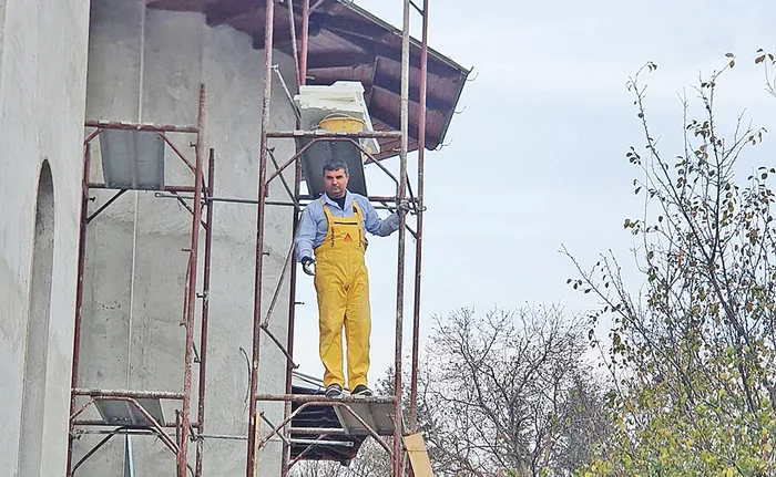 David Chiriţă lucrează de zor pe şantierul lăcaşului de cultFotografii: adevarul.ro
