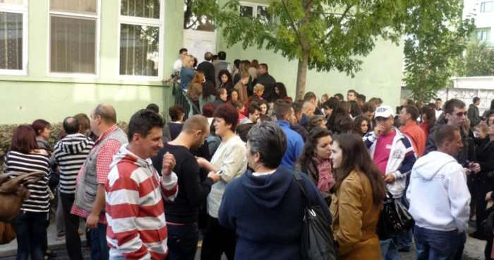 Studenţii au venit să îşi ocupe locurile la cămin