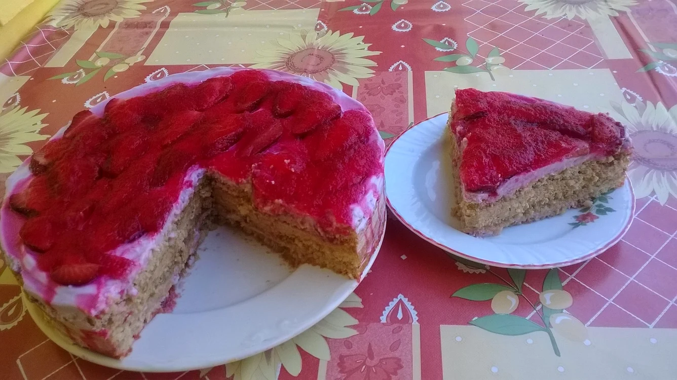 Tort cu cremă de cafea şi căpşuni