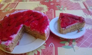 tort cu crema de fructe de padure crema de cafea si capsuni jpeg