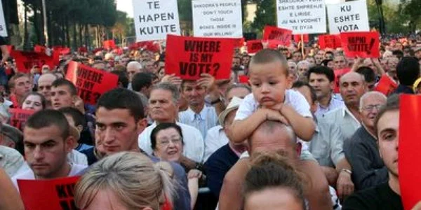 Proteste în Albania. Mii de susţinători ai opoziţiei socialiste cer renumărarea voturilor
