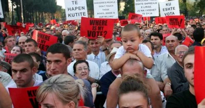 Proteste în Albania. Mii de susţinători ai opoziţiei socialiste cer renumărarea voturilor