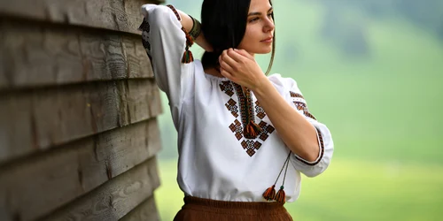 Femeie romanca frumoasa in ie FOTO Shutterstock jpg