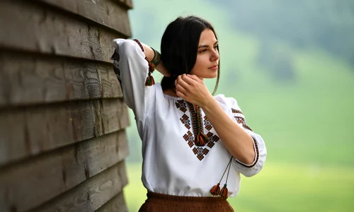 Femeie romanca frumoasa in ie FOTO Shutterstock jpg