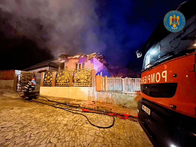 Patru case din orașul Babadag, afectate de un incendiu. Focul a fost pus intenționat