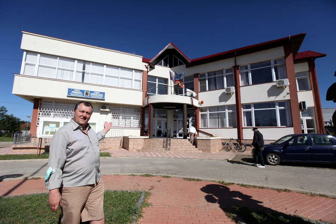 Reporterul Click!,  în fața primăriei din  orașul ialomițean 
