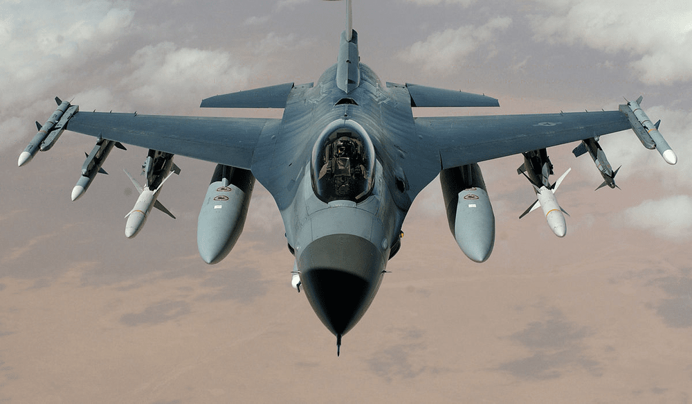 Un pilot de top american spune că Ucraina ar putea angaja piloți străini să zboare pe F-16