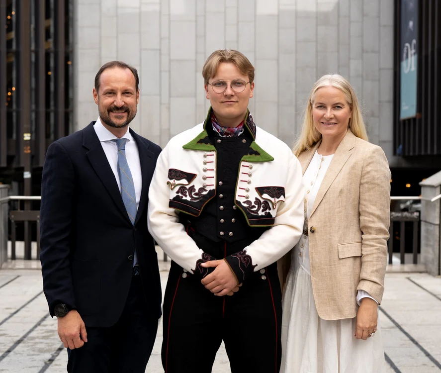 Prințul Haakon și Prințesa Mette-Marit cu fiul lor, Prințul Sverre Magnus. FOTO: Casa Regală