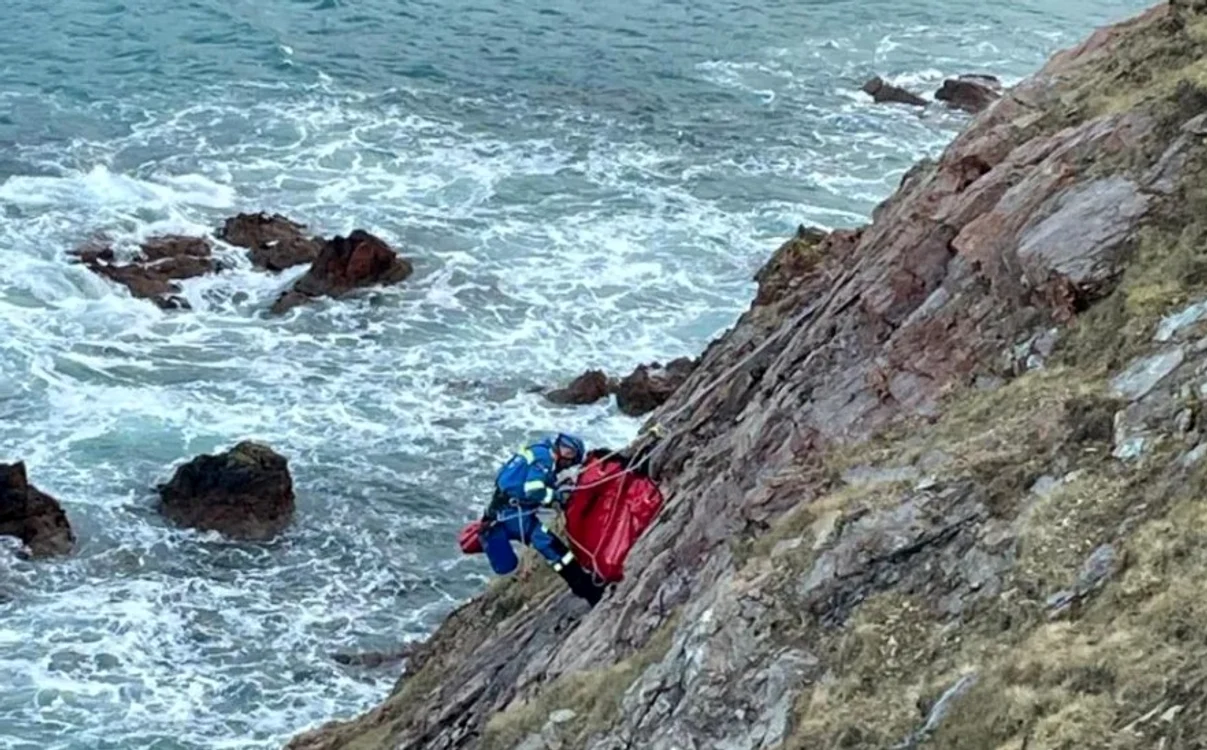Intervenția salvamarilor pentru a ajuta câinele FOTO: HM Coastguard