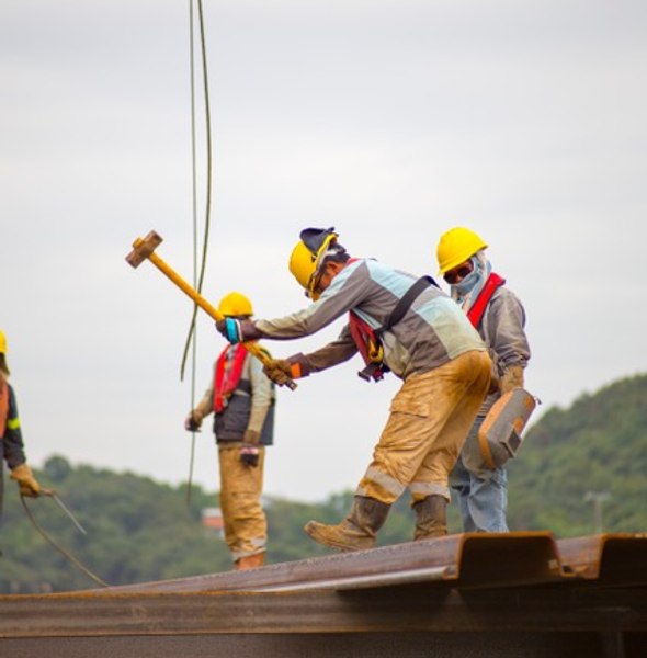 Firmele din Spania oferă chiar și salarii de 40.000 de euro pe an pentru muncitorii români în construcții