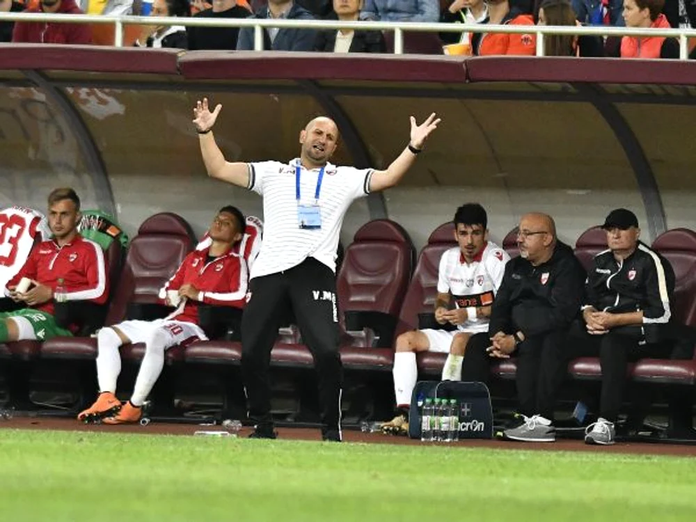 
    Sibienii urcau în play-off cu o victorie marţi seara, dar au pierdut lamentabil pe terenul ultimei clasate. Miriuţă îşi doreşte acum o răzbunare în faţa lui DinamoFOTO: Sportpictures.eu  