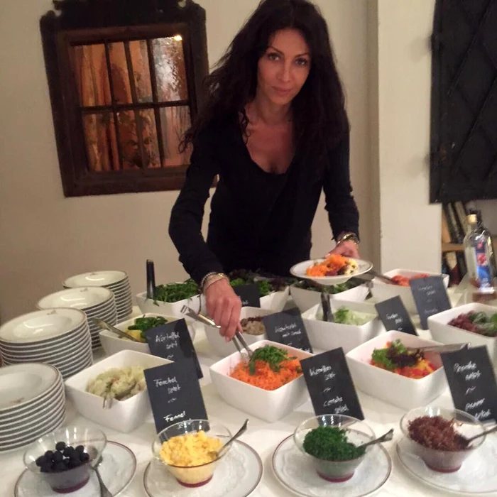 Mihaela Rădulescu, aici - în rol de gospodină, pentru prietenii austrieci ai iubitului