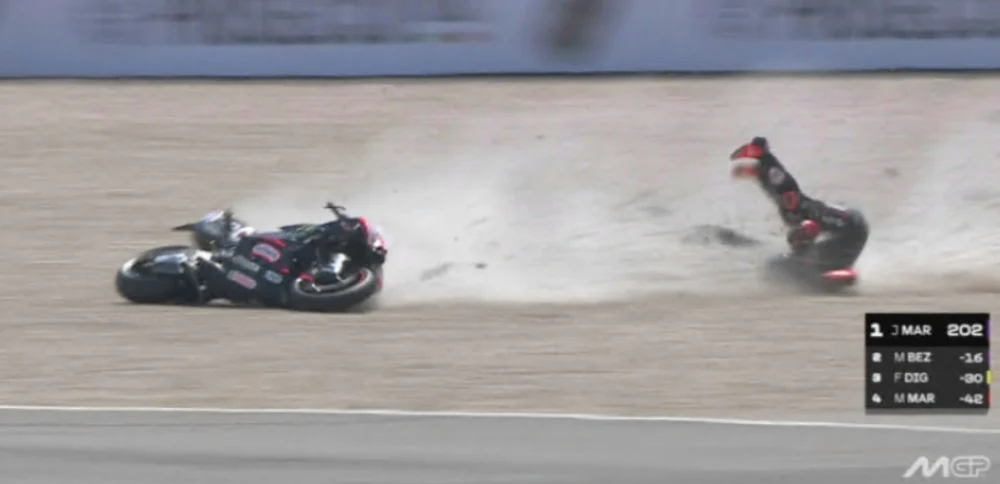 Scene cumplite în MotoGP. Marco Bezzecchi, inconștient după ce a fost aruncat de pe motocicletă la 200 km/h și rostogolit zeci de metri pe asfalt