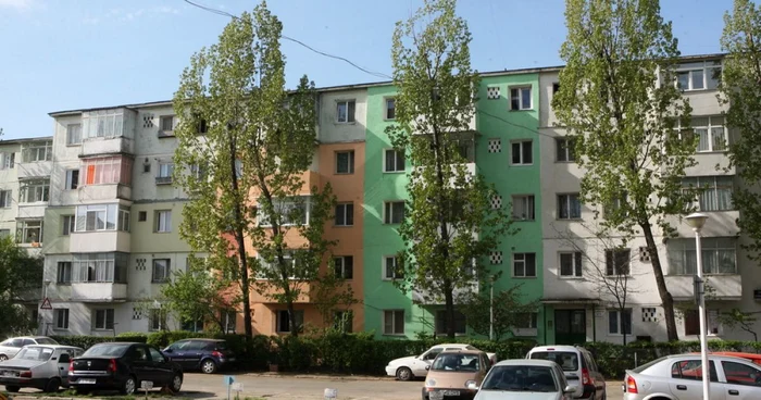 Bloc cu 4 etaje, colorat cu verde și portocaliu