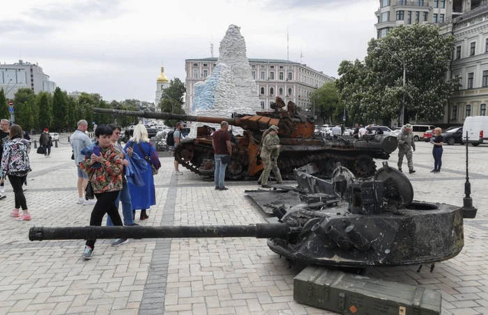 Oamenii privesc resturile tancurilor rusesti distruse expuse in piata Mikhailovsaya din centrul Kiev Ucraina FOTO EPA-EFE