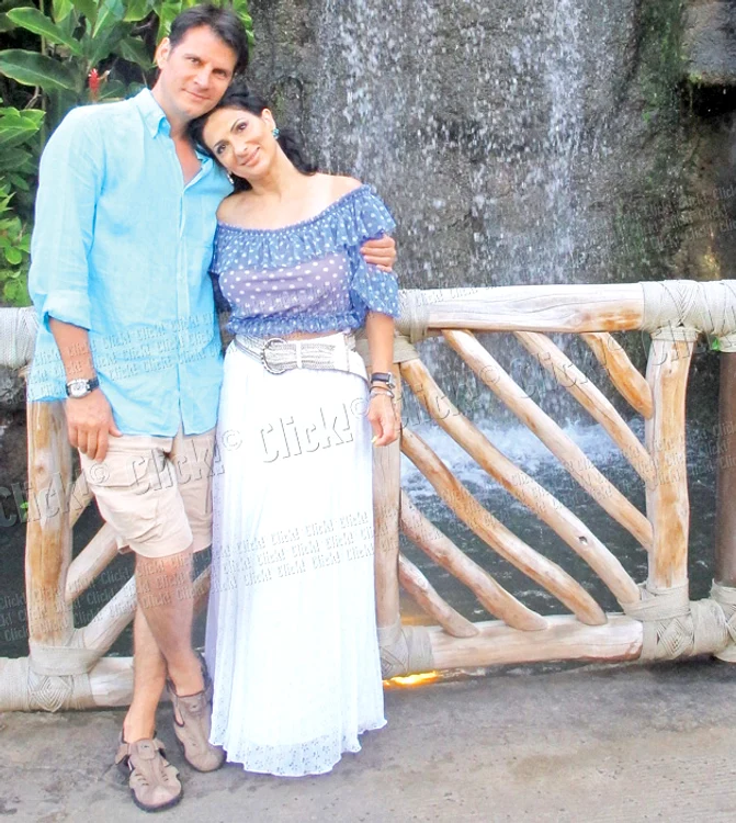 Pe plaja Lanikai din Oahu,  Hawaii. Nisipul era alb, fin,  şi apa de un turcoaz ireal (Fotografii: Arhiva Personală)