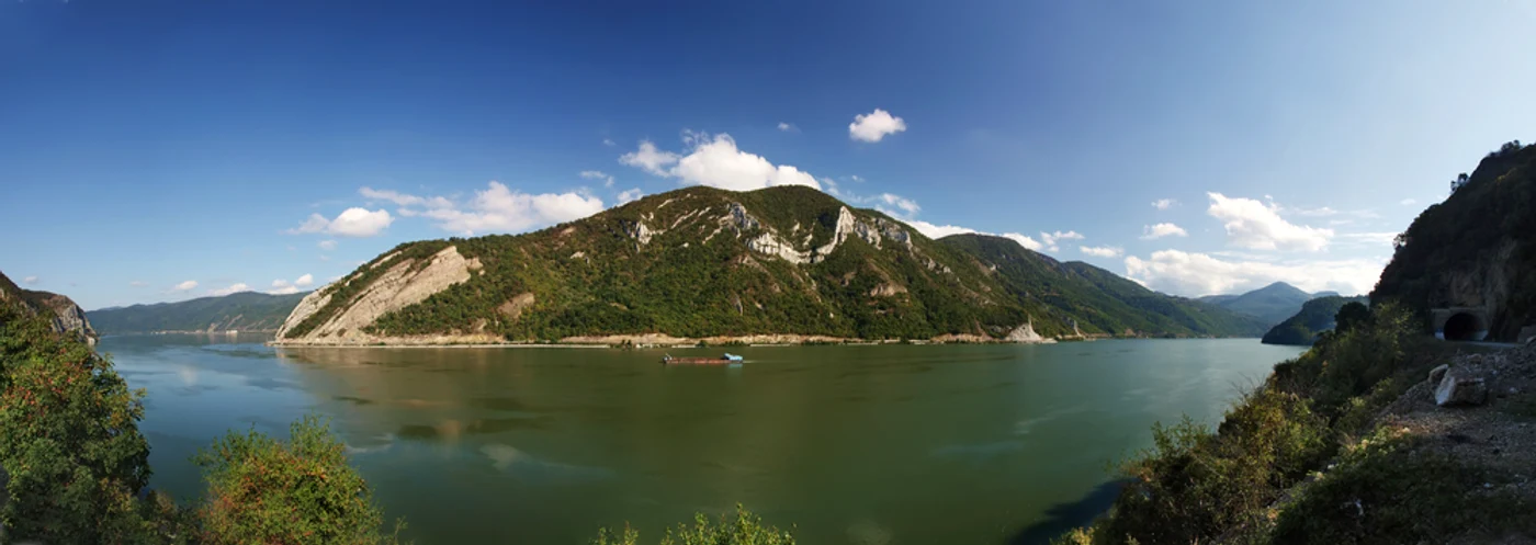 
    Din cei 2860 de kilometri lungime, după ce traversează 10 țări și 4 capitale, Dunărea o parcurge prin România mai mult de o treimeFoto:Shutterstock  
