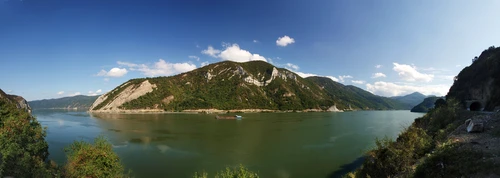 Din cei 2860 de kilometri lungime, după ce traversează 10 țări și 4 capitale, Dunărea o parcurge prin România mai mult de o treimeFoto:Shutterstock