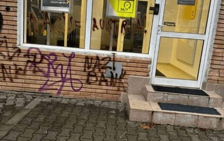 Inscripție anti-austriacă apărută pe peretele unei sucursale Raiffeisen Bank din Cluj. Reacția polițiștilor