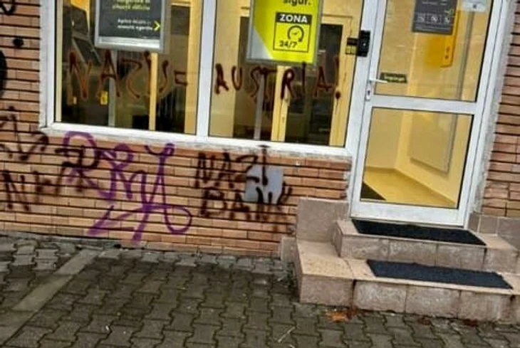 Un necunoscut a scris pe pereții bănci „Nazi Bank”. FOTO Cluj24
