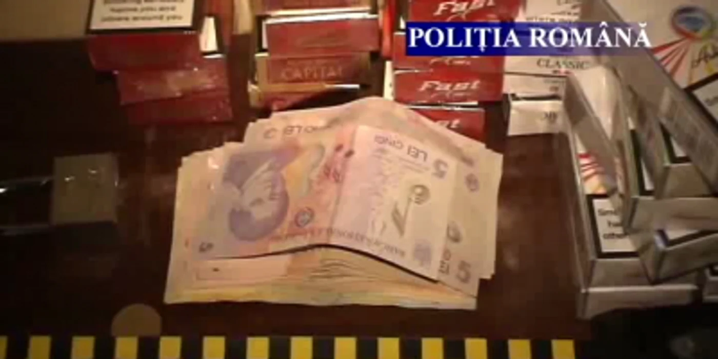 O parte dintre ţigări au fost găsite în căptulaşa hainelor celor doi, iar restul la domiciliile acestora