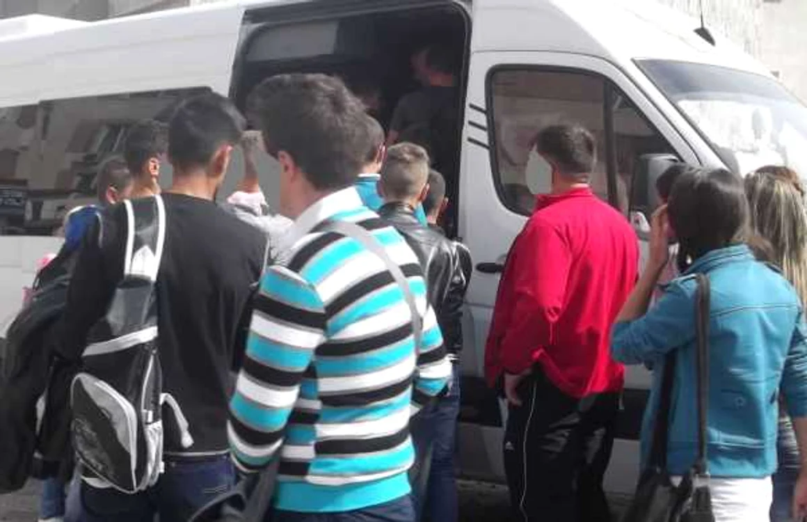 Călători înghesuiţi ca sardelele într-un microbuz de marfă FOTO Arhivă Adevărul