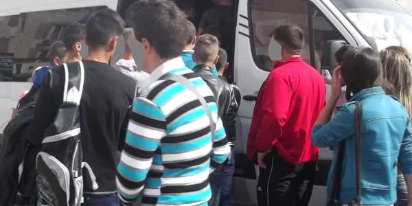 Călători înghesuiţi ca sardelele într-un microbuz de marfă FOTO Poliţia Rutieră
