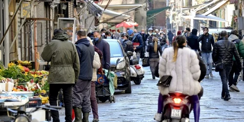 Aglomeraţie pe timpul carantinei de coronavirus în Napoli Italia FOTO EPA-EFE / Ciro Fusco