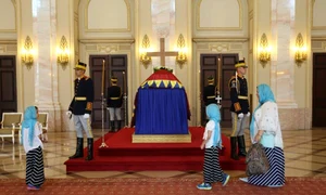  Românii își pot lua rămas bun de la regină înainte de slujba de înhumare care va avea loc la Curtea de Argeş jpeg