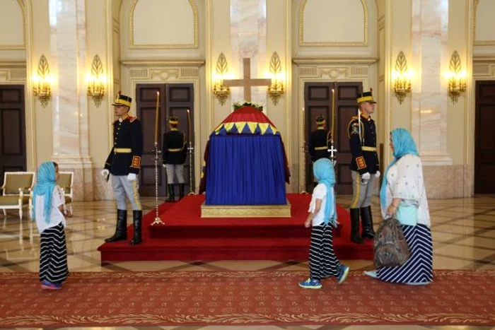  Românii își pot lua rămas bun de la regină înainte de slujba de înhumare care va avea loc la Curtea de Argeş
