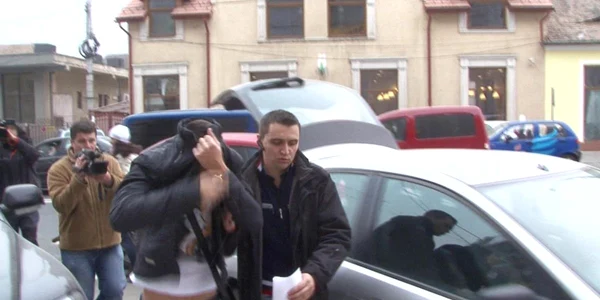 Hackeri din trei judete si din Bucuresti, adusi la DIICOT Sibiu