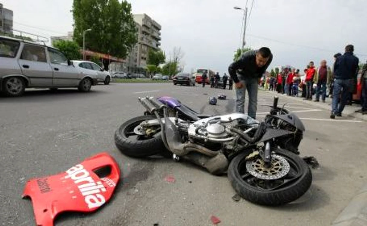
    Motociclistul a murit în urma impactului.  
