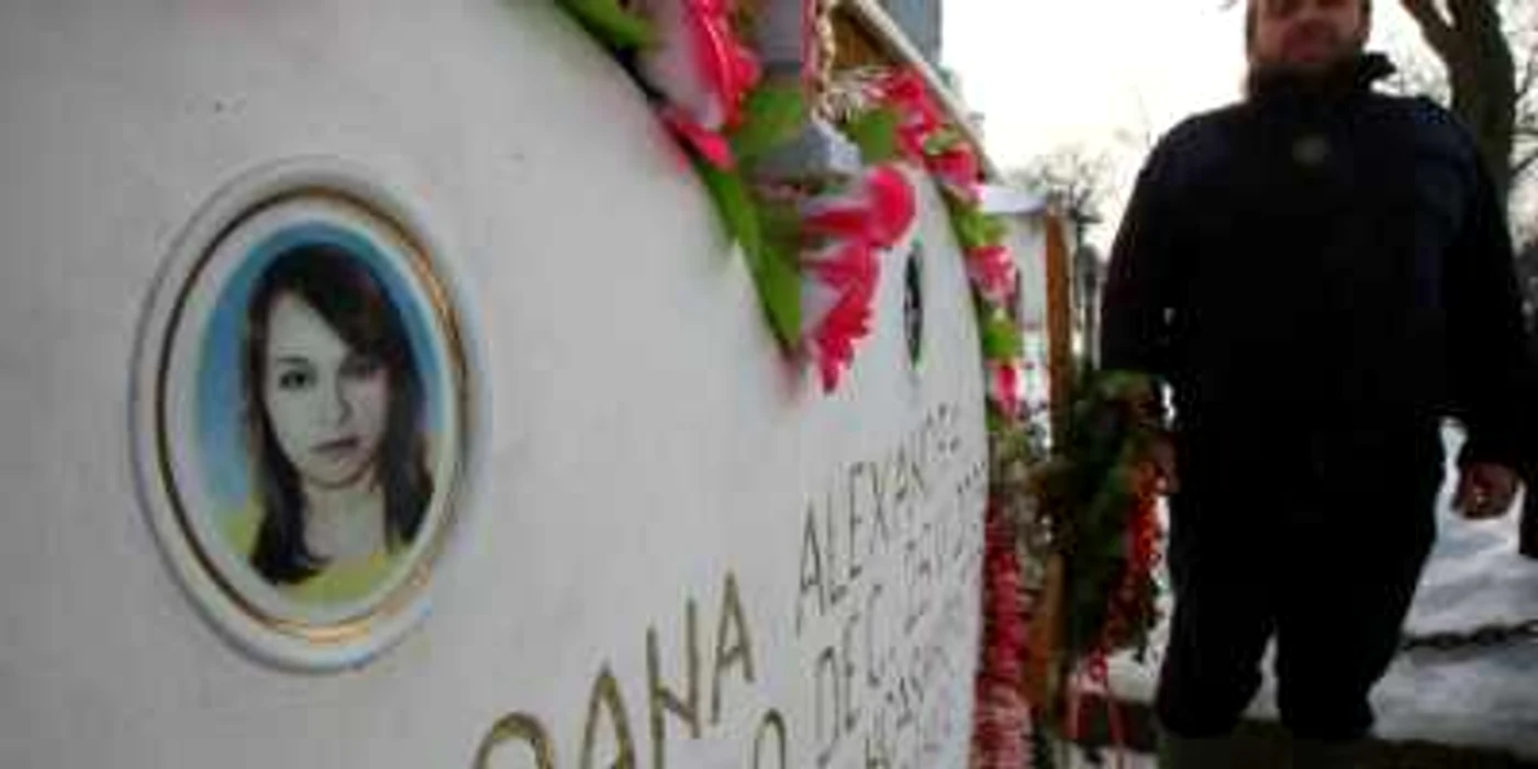Craiova: Tatăl Alexandrei plânge lângă mormântul fetei. 