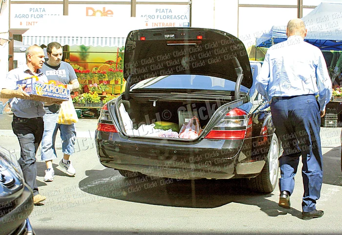 Miliardarul îşi duce  personal bagajele la maşină