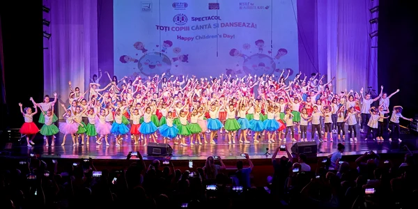 De 1 iunie  toti copiii canta si danseaza (2) jpg